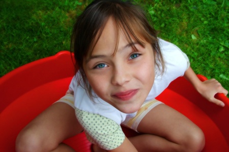 Mädchen guckt einen an