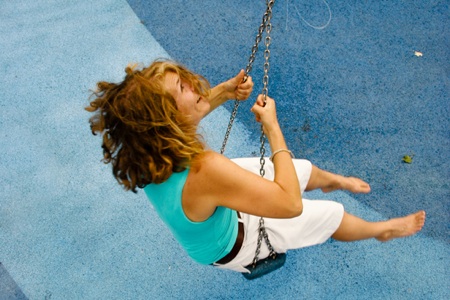 Mädchen schaukelt